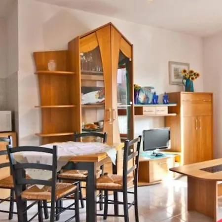 Cozy Flat For Four Guests Just Steps From The Sea * Градо